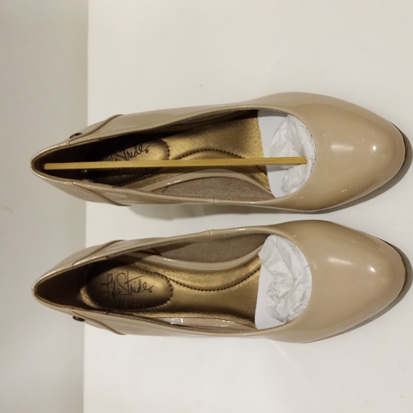 Life Stride LIVELY Dress Pump in Taupe | 6 US - Picture 5 of 12
